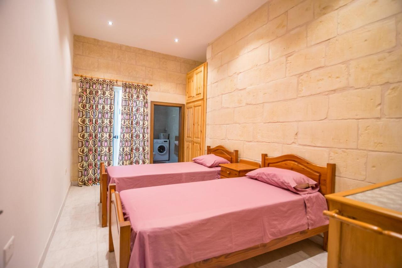 Butts Inn Dorm Виктория Экстерьер фото