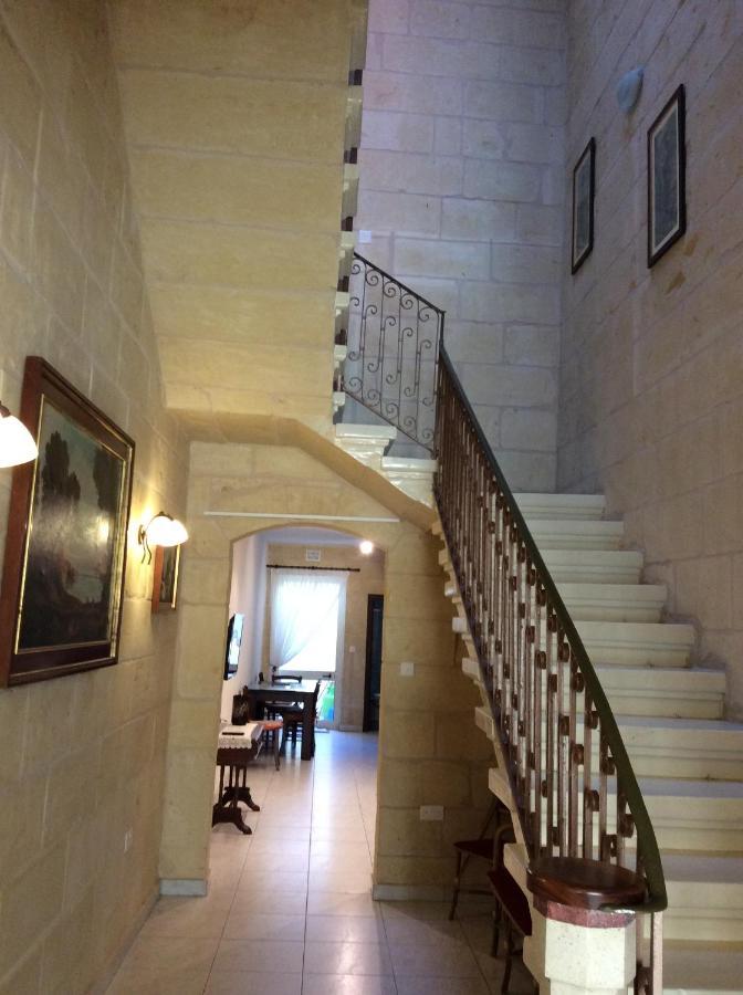 Butts Inn Dorm Виктория Экстерьер фото