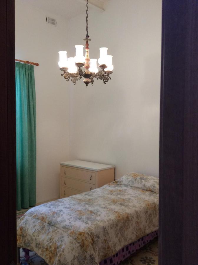 Butts Inn Dorm Виктория Экстерьер фото